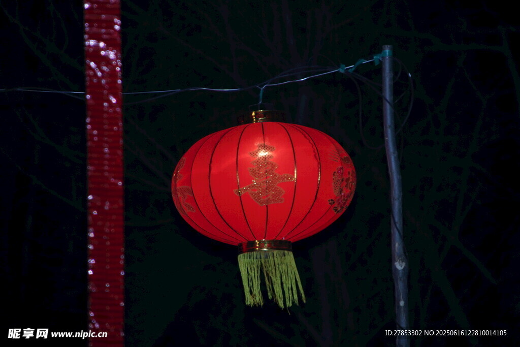 紅燈籠懸掛于夜色中