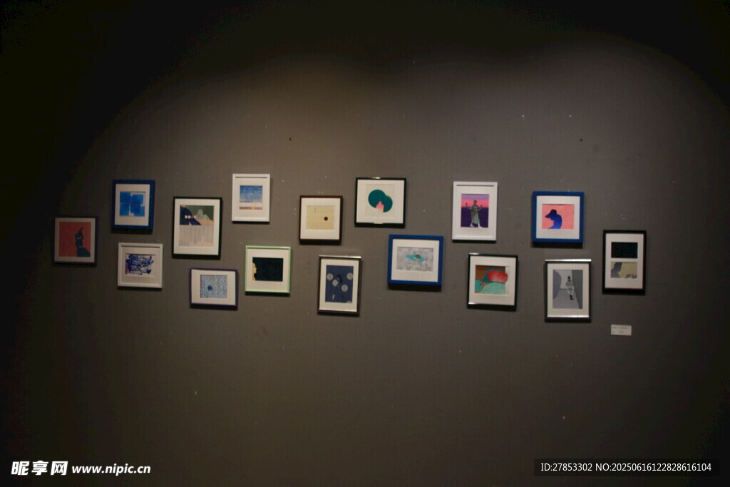墻上排列的多彩照片展品