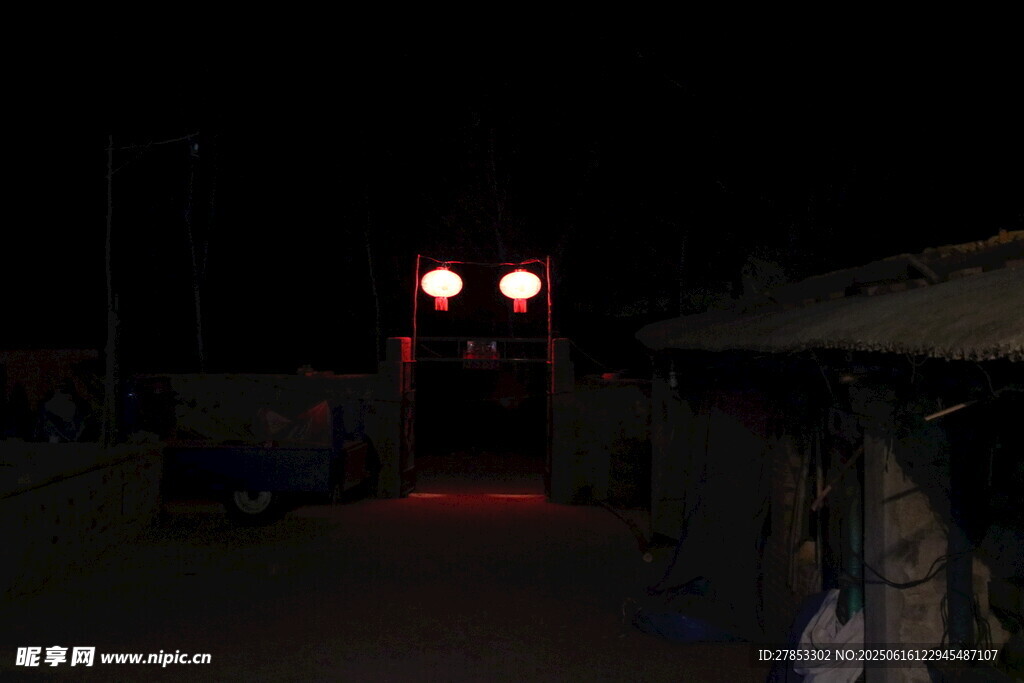 夜晚昏暗小巷中的燈光