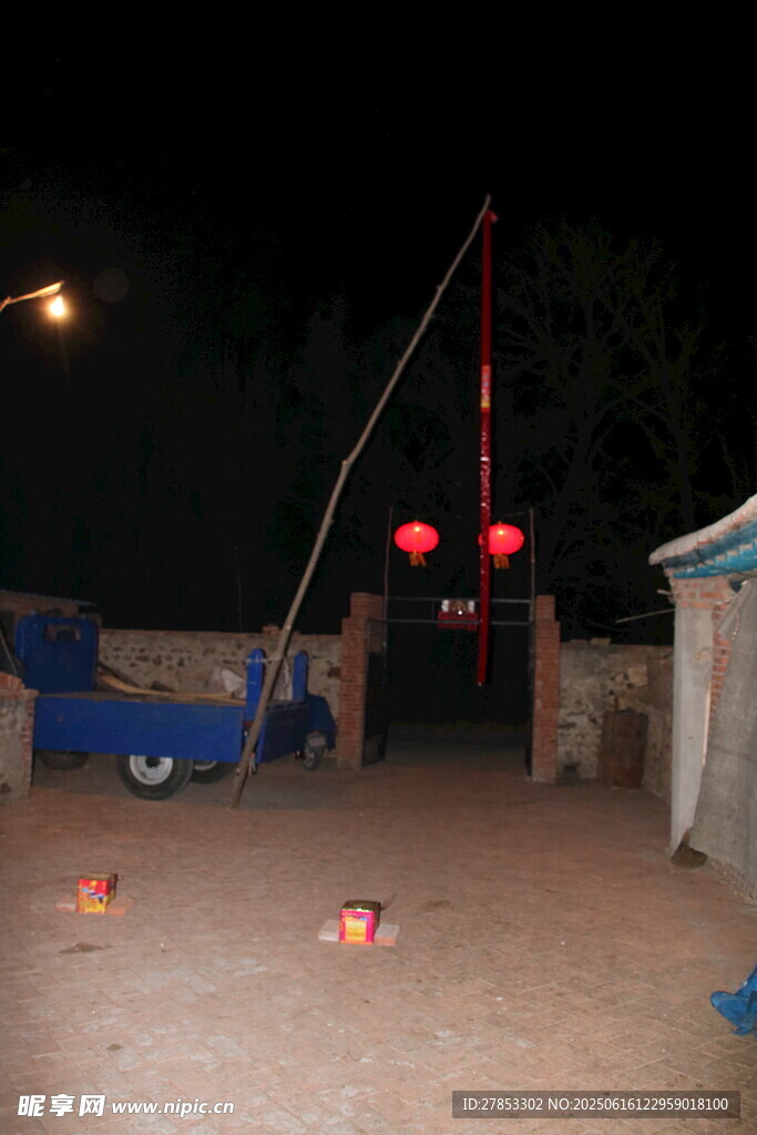 夜晚庭院中的燈籠與篝火
