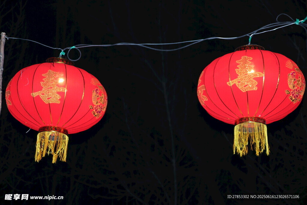 紅燈籠懸掛夜空