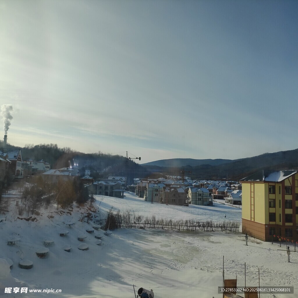冬日雪景中的建筑與開闊地
