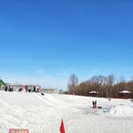 冬日滑雪場熱鬧景象