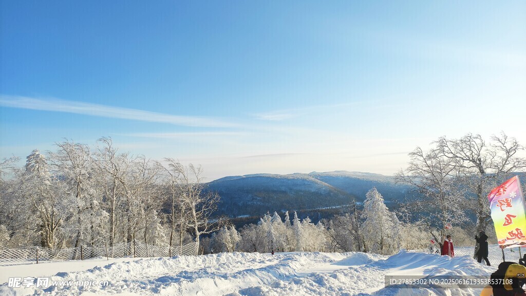 冬日滑雪場景
