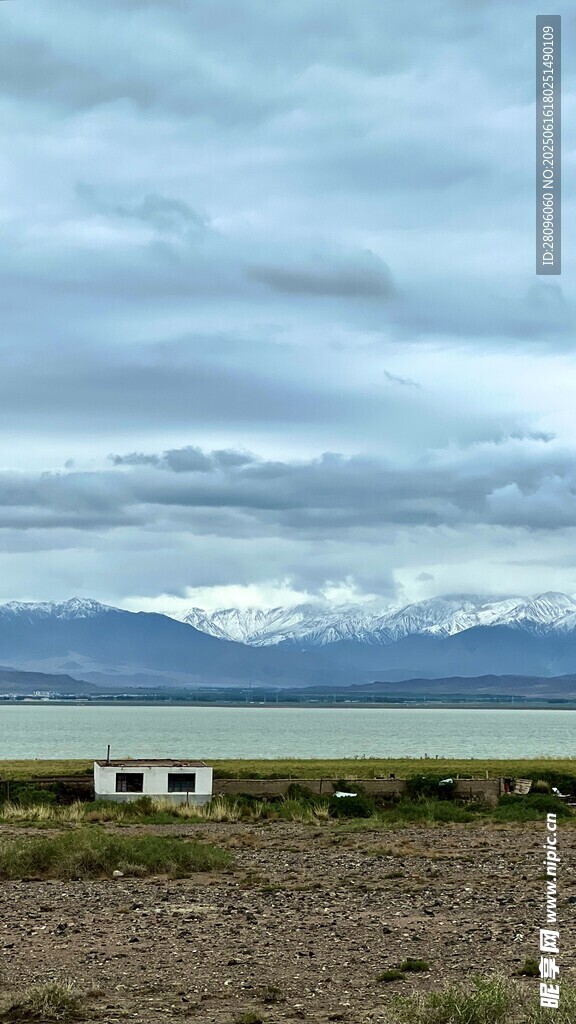 曠野中的小屋與遠山