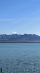 遼闊湖水與遠處山巒