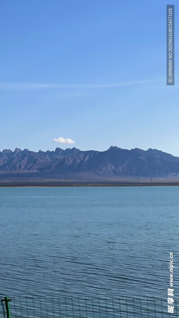 遼闊湖水與遠處山巒