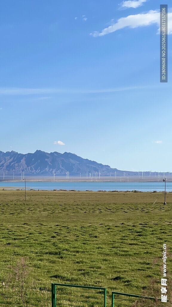 草原遠景山巒藍天相襯