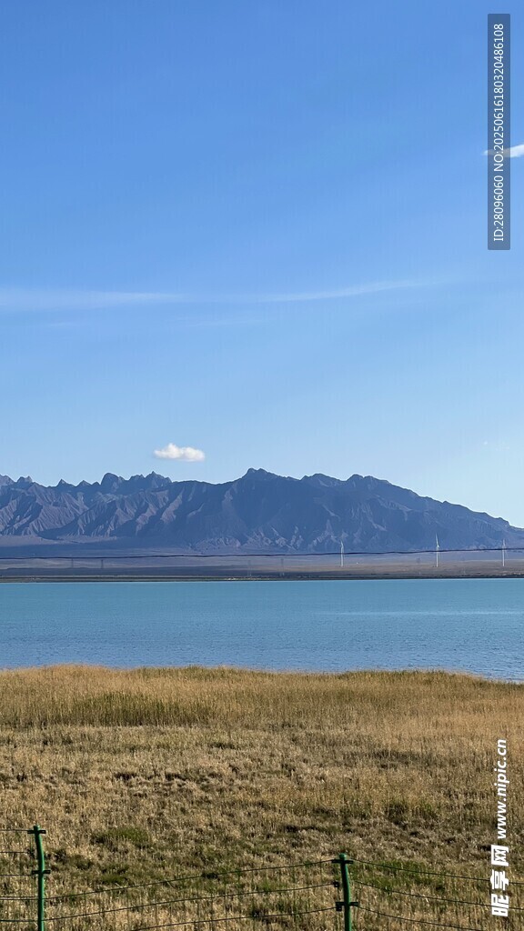 湖畔草原與遠山美景