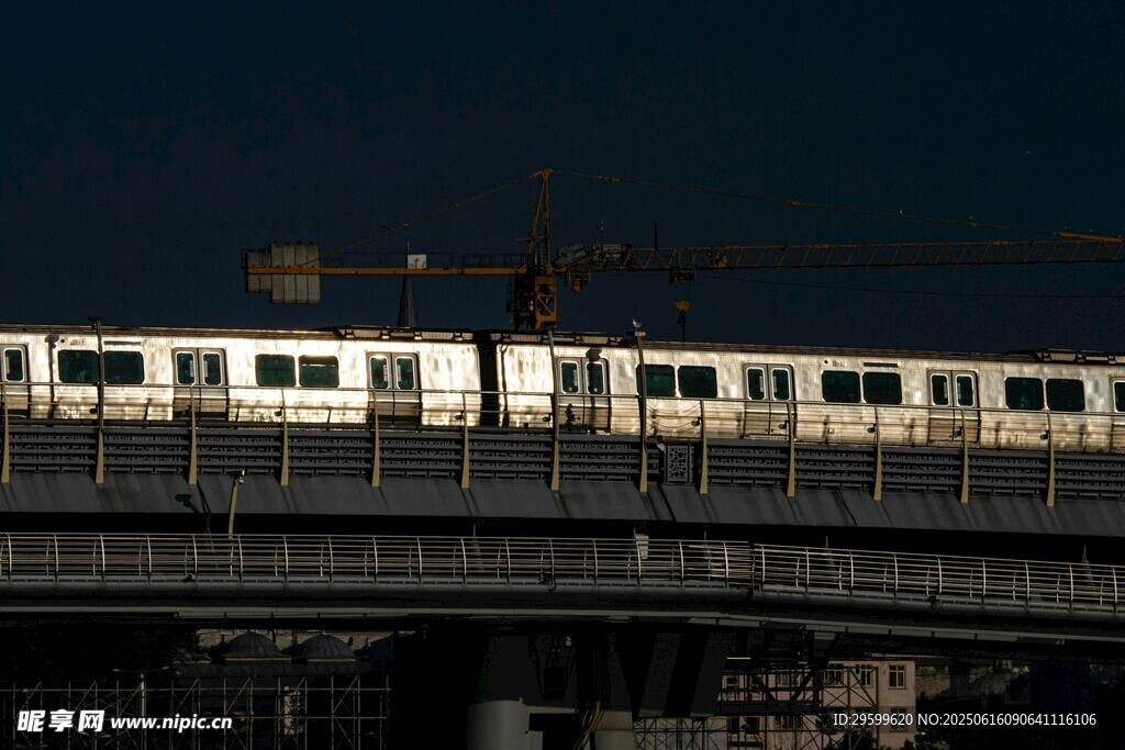 夜間行駛在橋上的地鐵列車