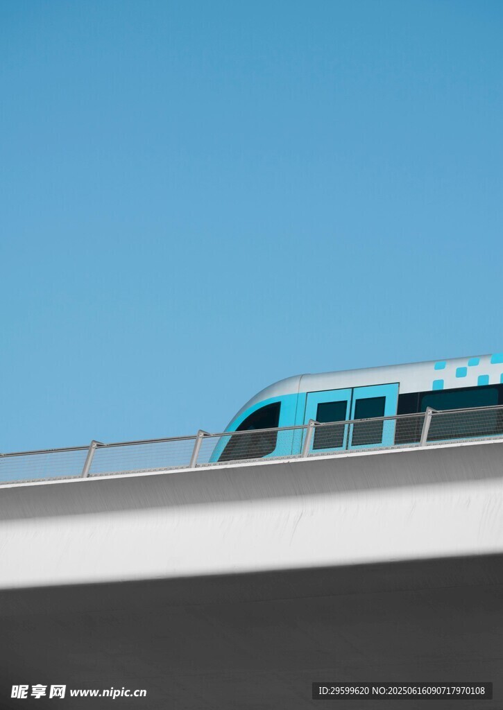 高架上的藍色列車