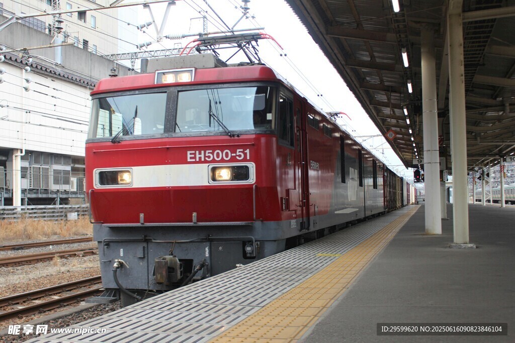 紅色列車停靠在站臺(tái)