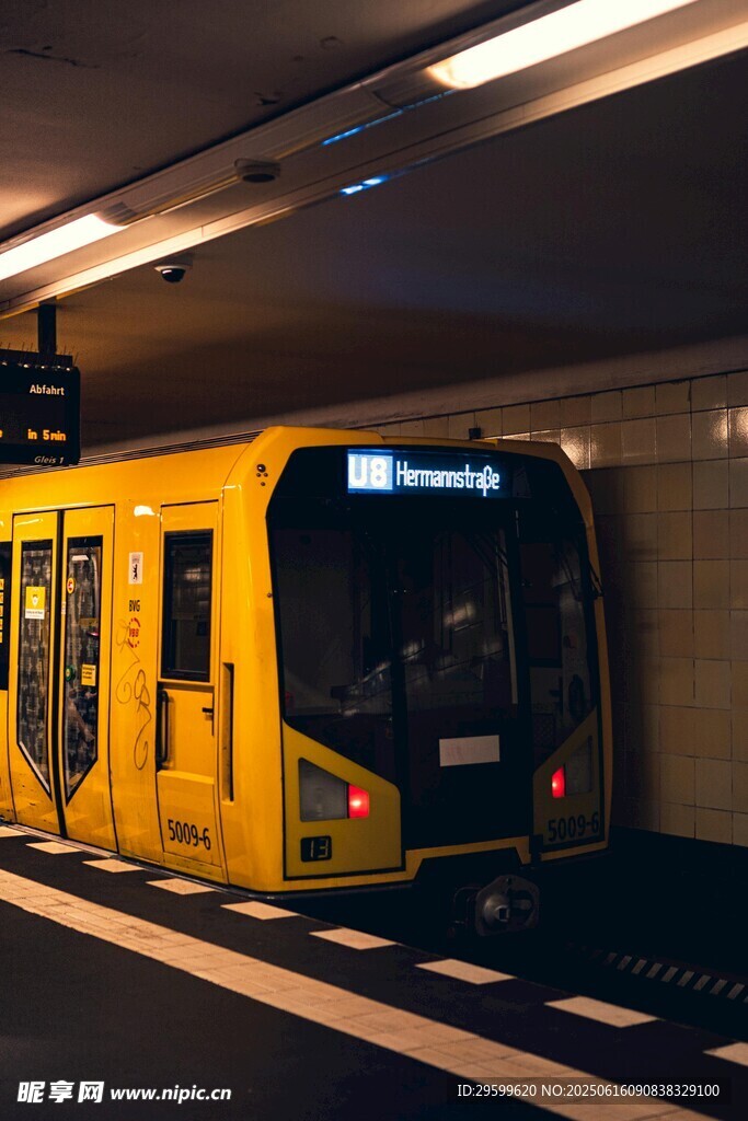 地鐵站內(nèi)的黃色列車