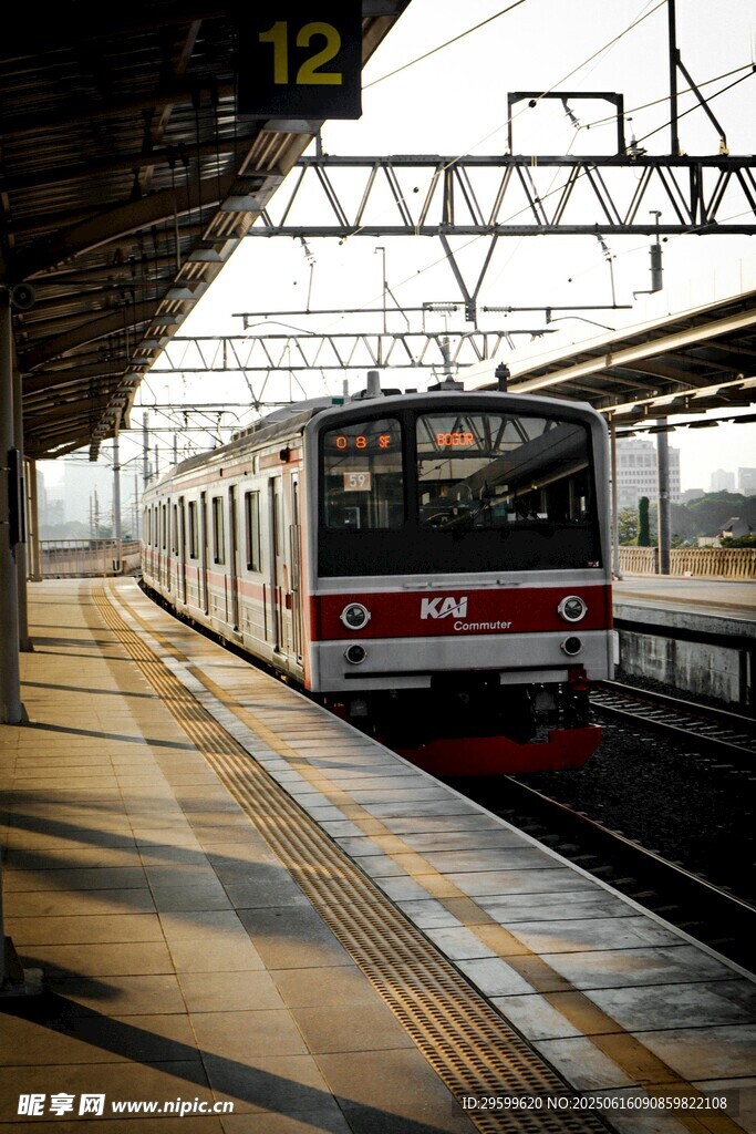 火車站臺的列車