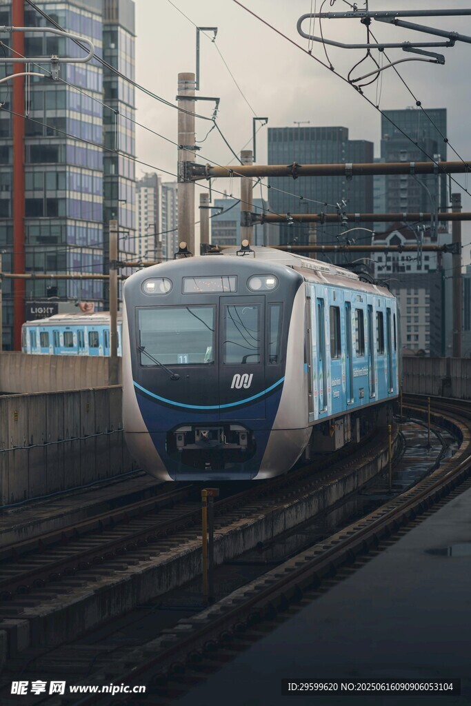 城市軌道列車(chē)行駛畫(huà)面