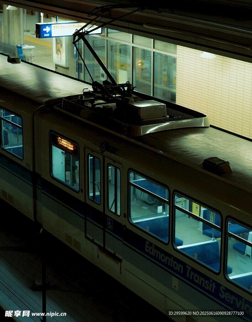 地鐵站內(nèi)停靠的列車