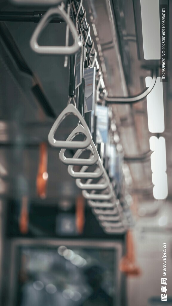 懸掛的簡(jiǎn)約白色衣架