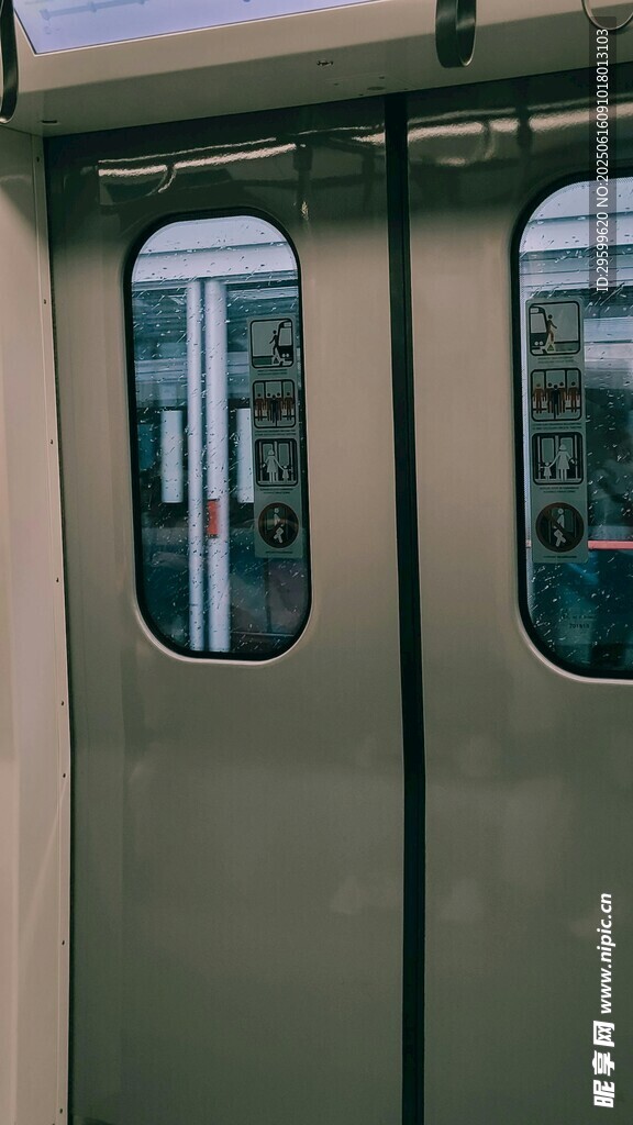地鐵車廂緊閉的金屬車門