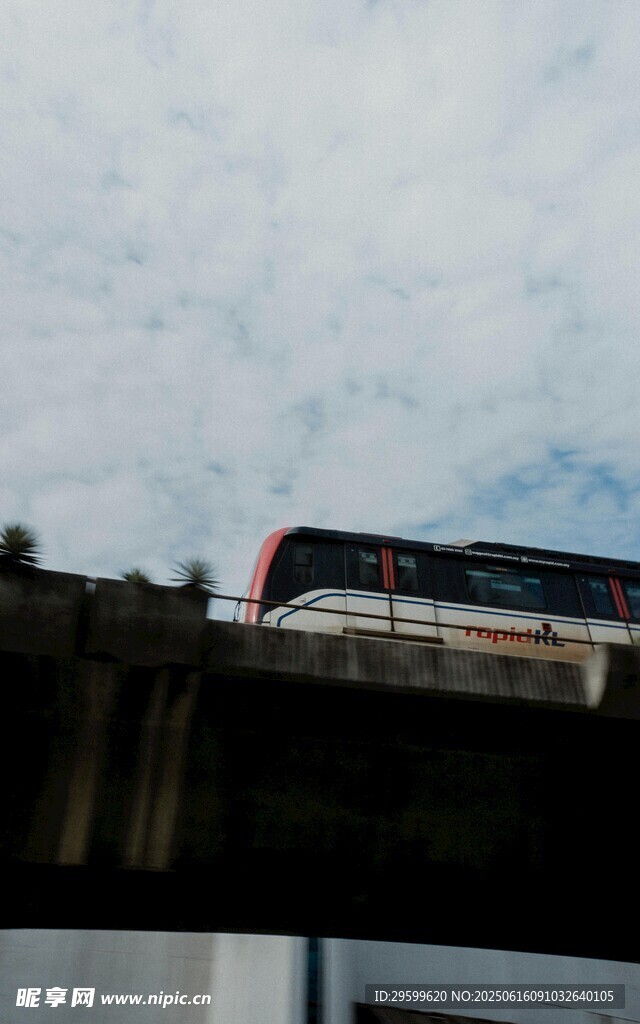 高架上行駛的一列現(xiàn)代列車