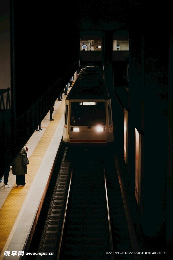 夜晚站臺(tái)的地鐵駛來(lái)