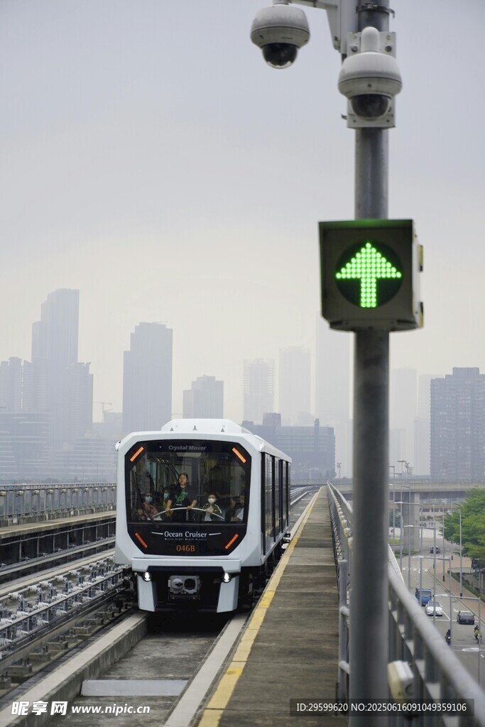城市軌道列車駛向遠方