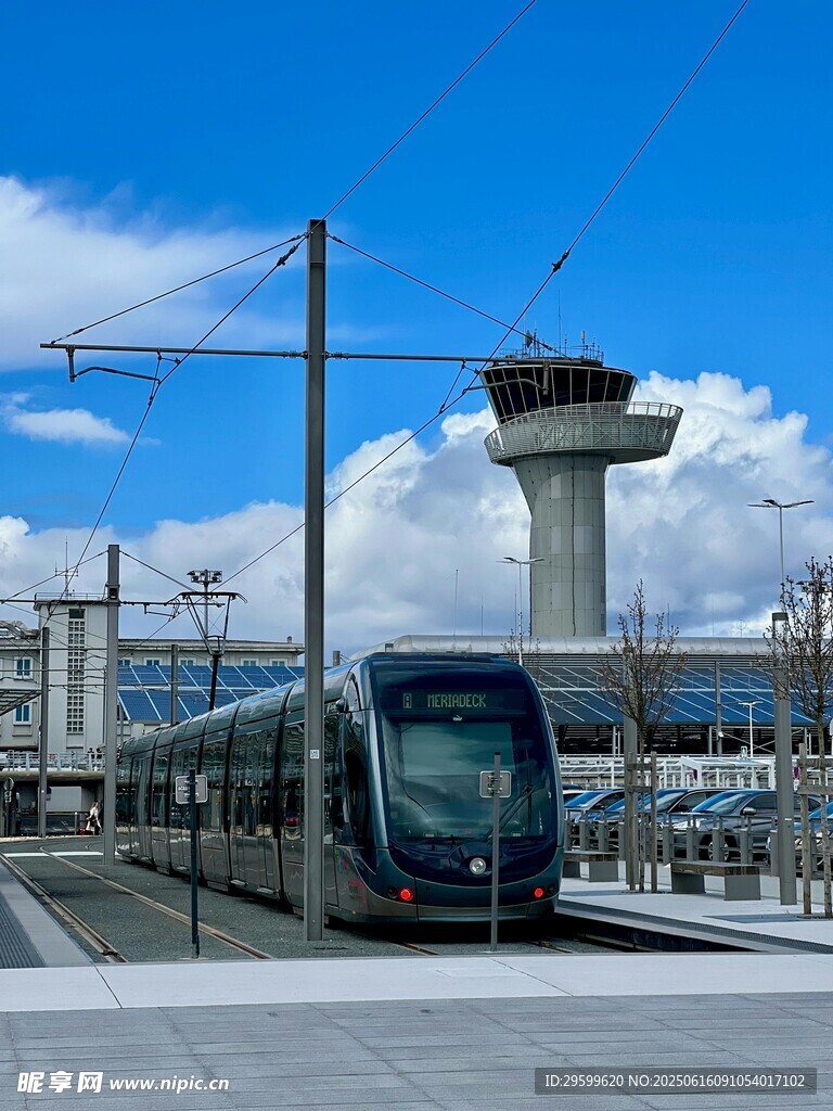 現代高鐵站的列車與設施