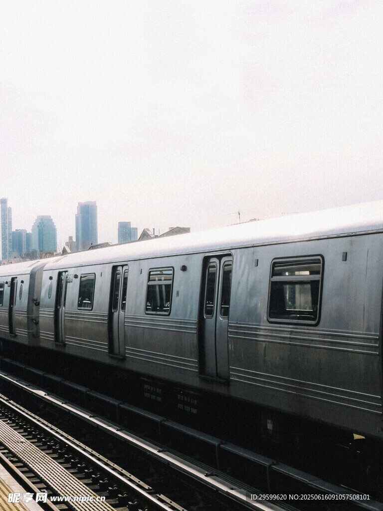 城市鐵軌上的銀色地鐵列車