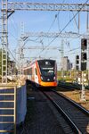 軌道上的橙色現代列車