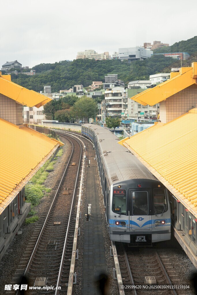 火車站臺的列車