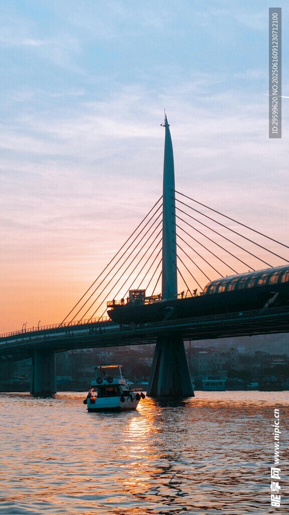 夕陽下的橋梁與江面船只