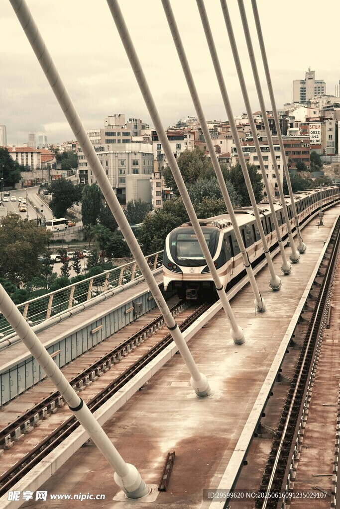 城市軌道上行駛的現代列車