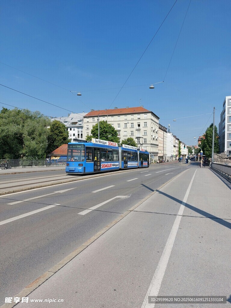 城市道路上的藍色公交車