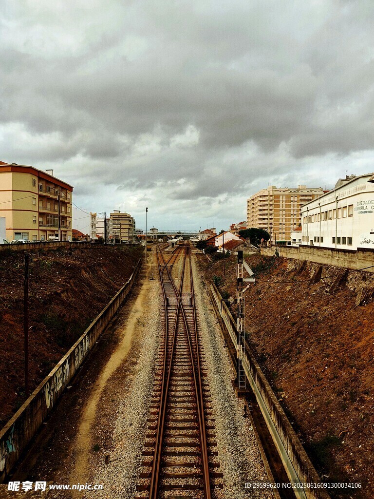鐵軌延伸向遠(yuǎn)方的城市景象