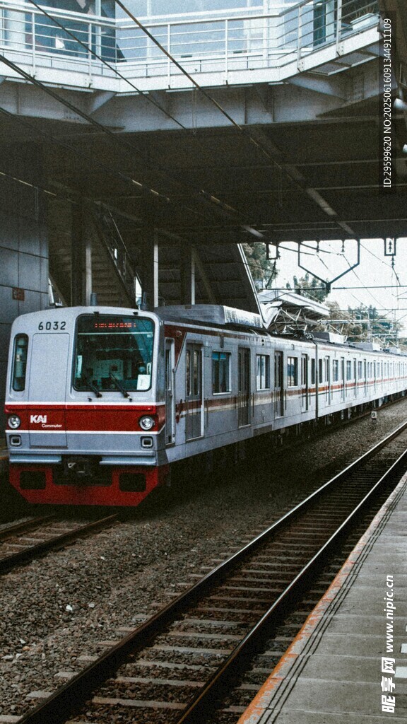 城市軌道列車停靠站臺(tái)