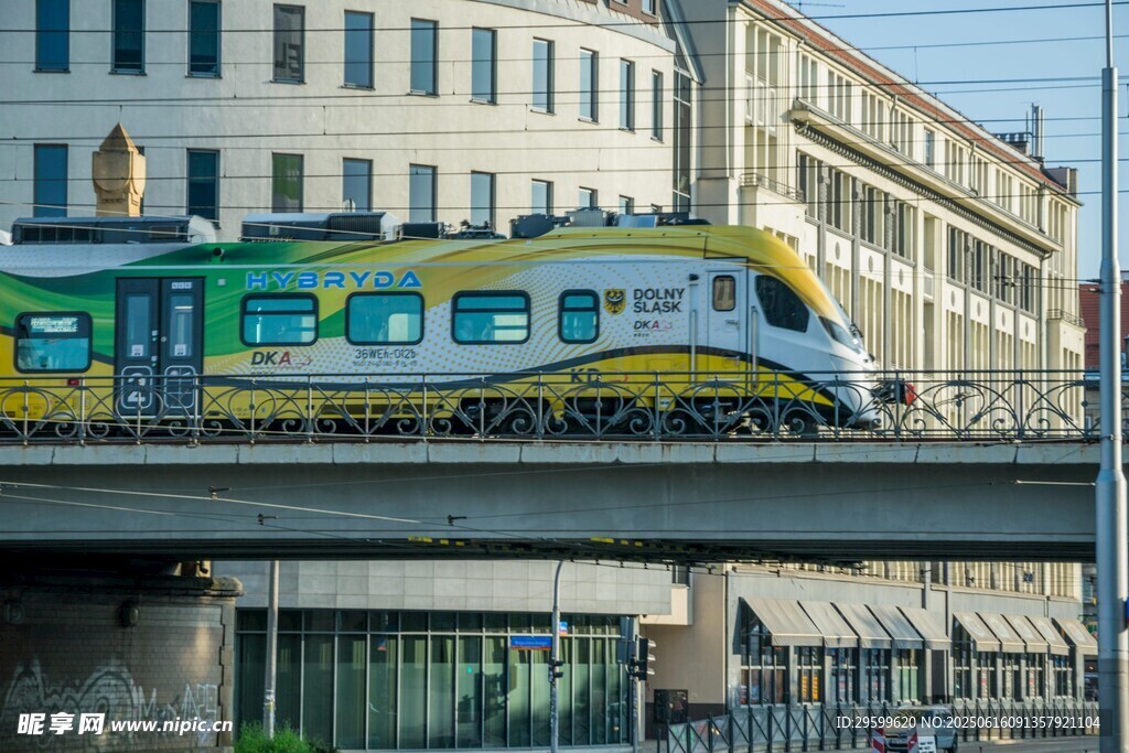 城市高架上的多彩列車