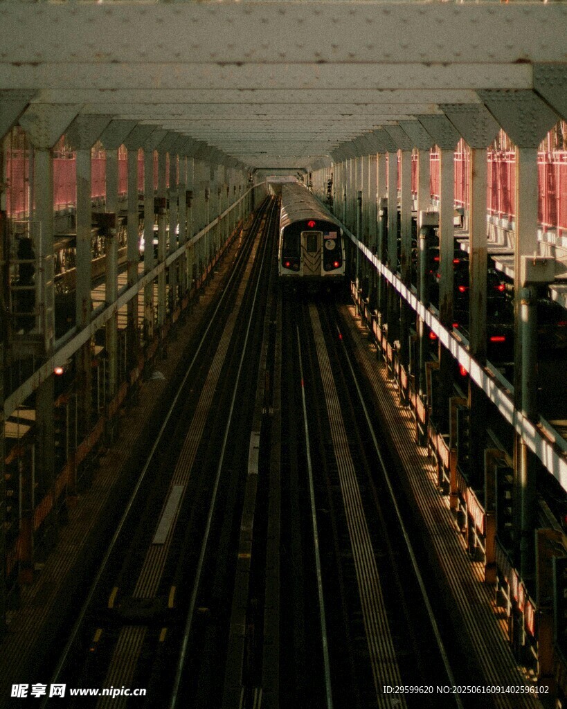 地鐵軌道上的列車遠景