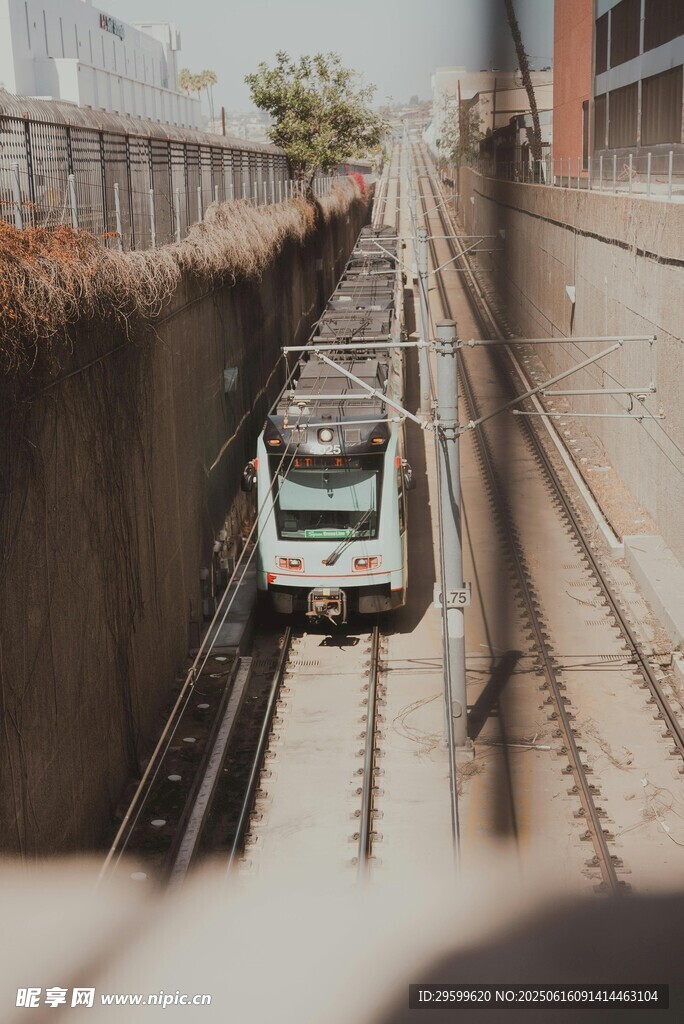 軌道上行駛的一列列車