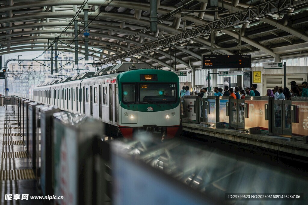 地鐵站內列車與候車乘客