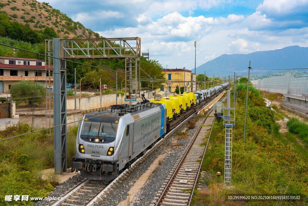 山間行駛的多彩列車