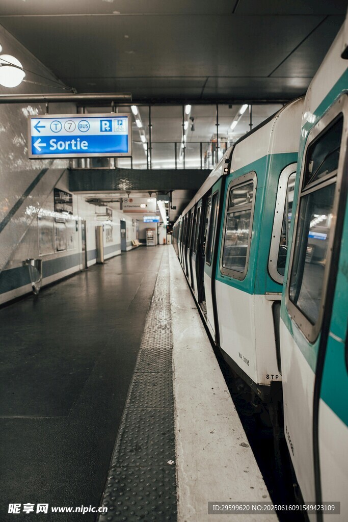 地鐵站臺(tái)的列車停靠瞬間