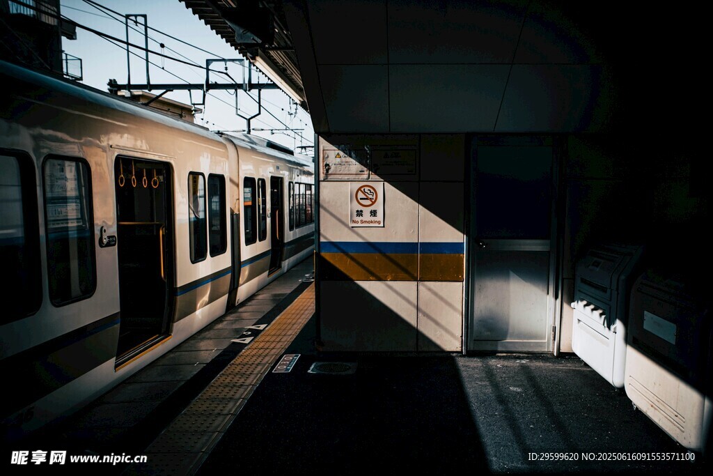 車站站臺的列車光影瞬間