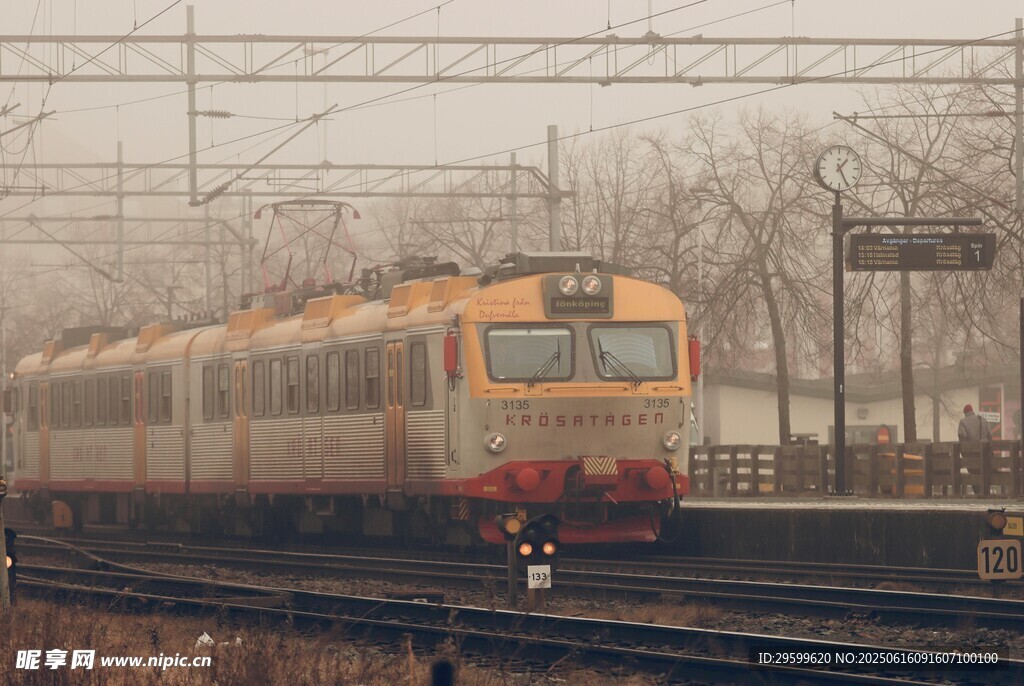 行駛在鐵軌上的黃色列車