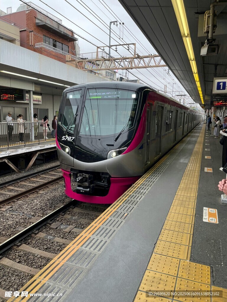 車站中的現(xiàn)代列車