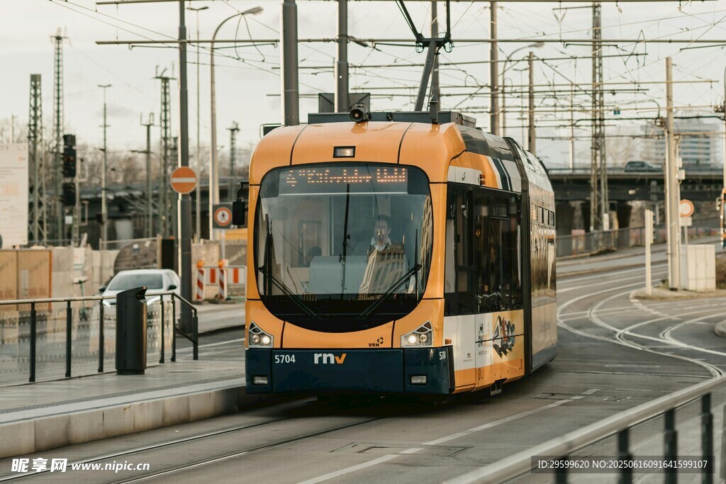 城市軌道上的黃色有軌電車
