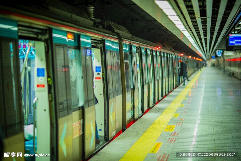 空曠地鐵站臺與停靠列車