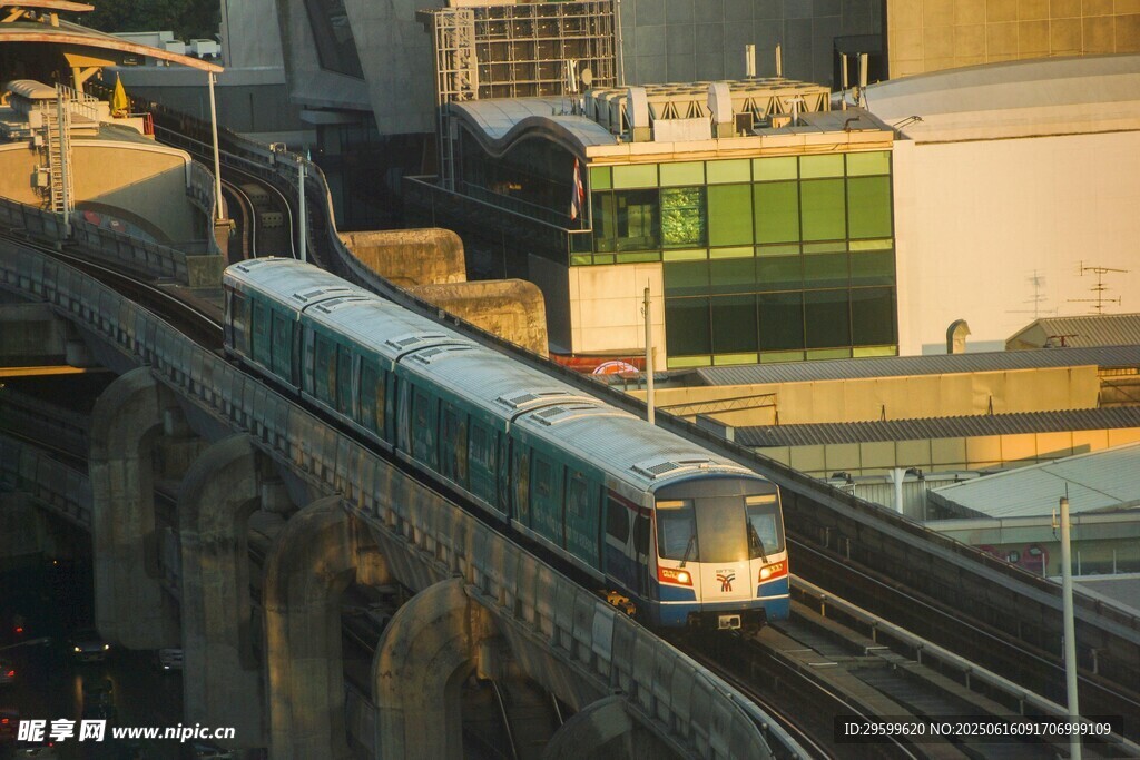 城市鐵軌上行駛的一列火車