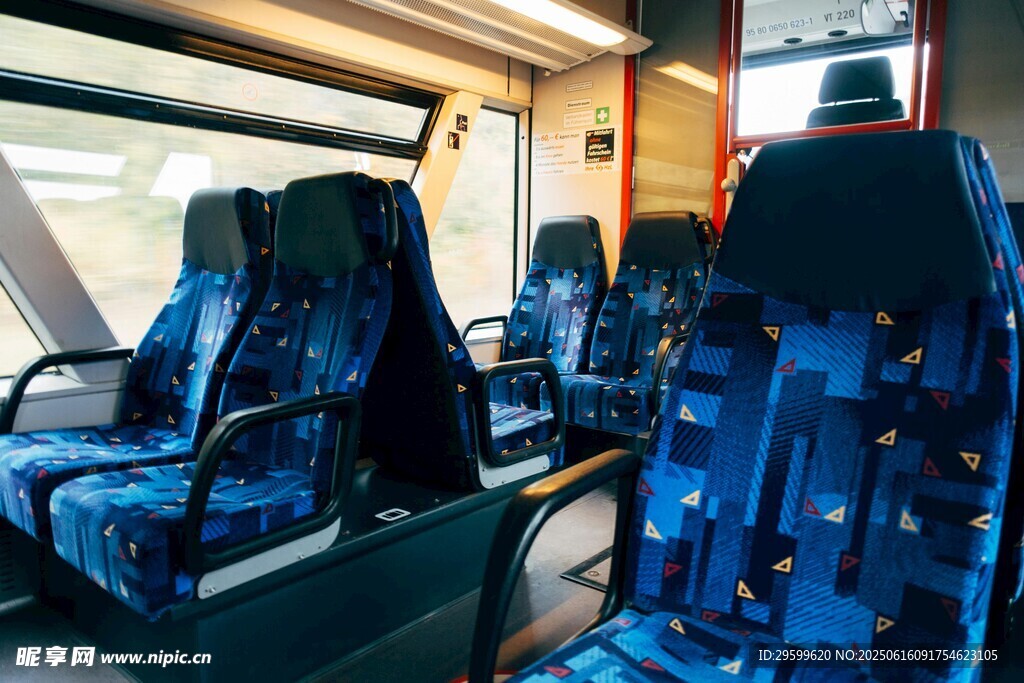 列車車廂內的藍色座椅