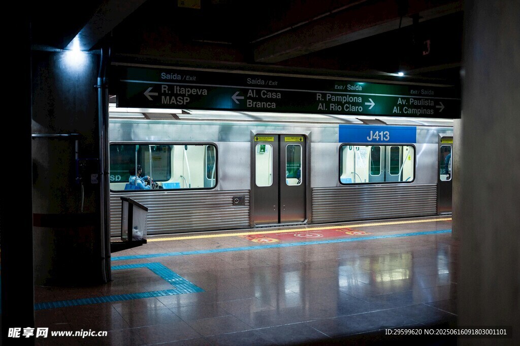 地鐵站內(nèi)的列車