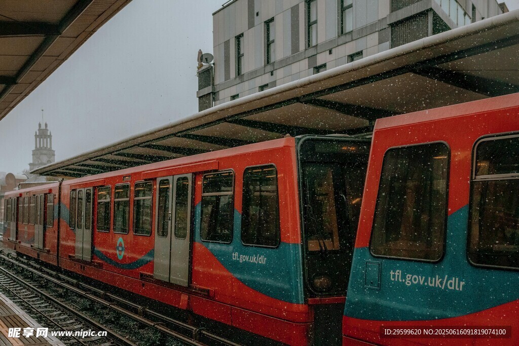 城市軌道列車停靠站臺(tái)