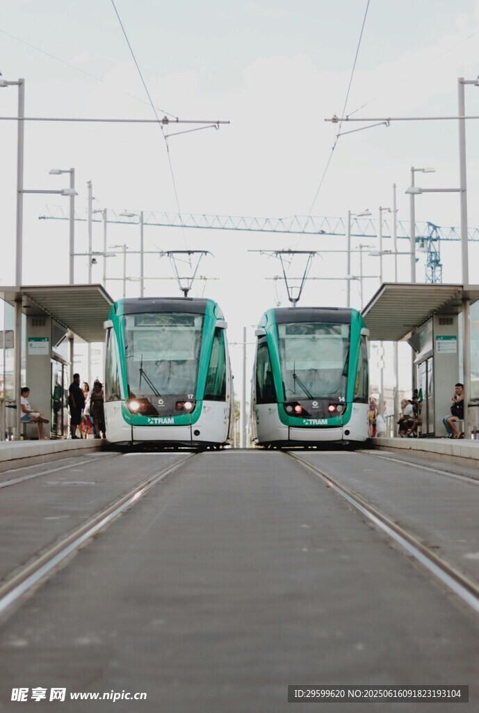 雙列綠色有軌電車停靠站